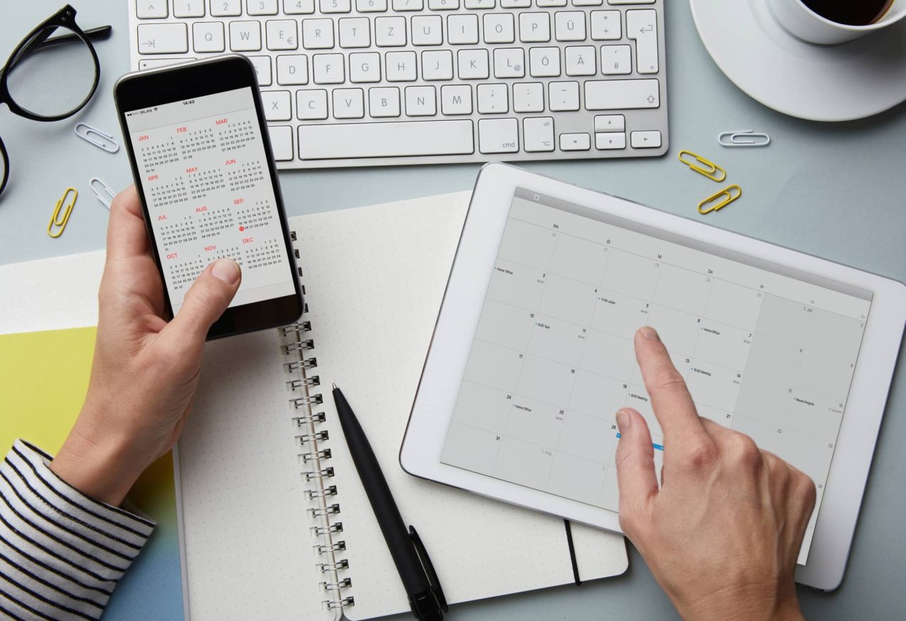 Agenda Op Orde: Bovenaanzicht van vrouw met smartphone en tablet met kalender