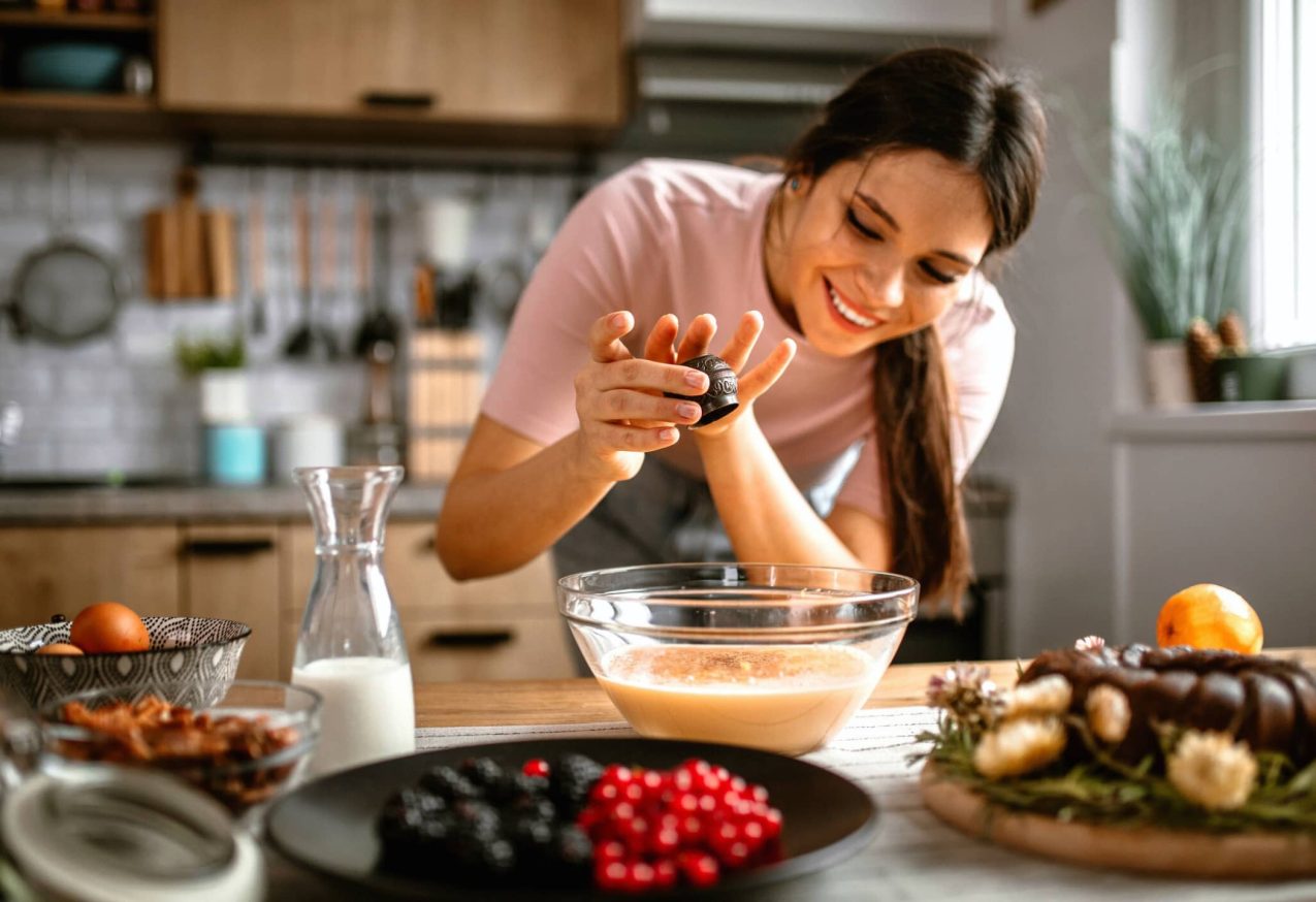 Amuse Voor Kerst: vrouw bereid kersthapjes voor in keuken