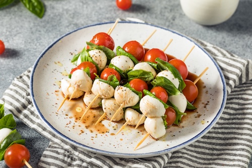 Caprese spiesjes op een wit bord