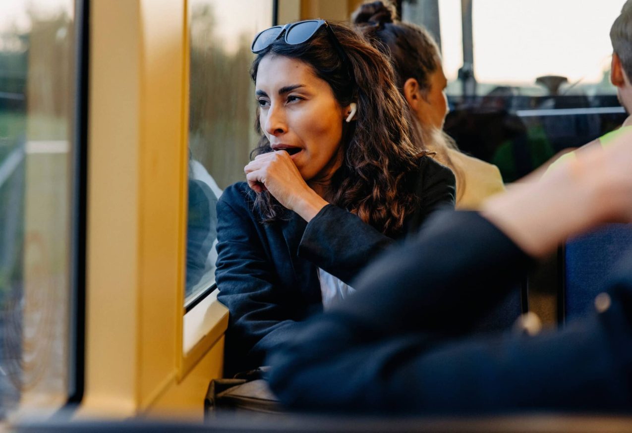 Energie Zonder Koffie: Vermoeide vrouw geeuwt tijdens het reizen in de tram