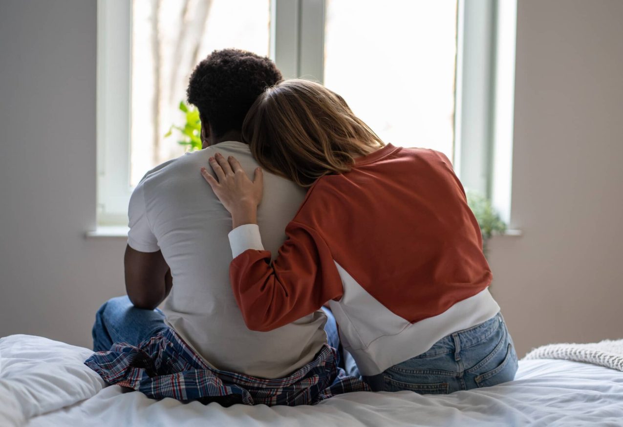 Fases Van Liefde: man en vrouw zitten samen oo bed, en kijken uit het raam