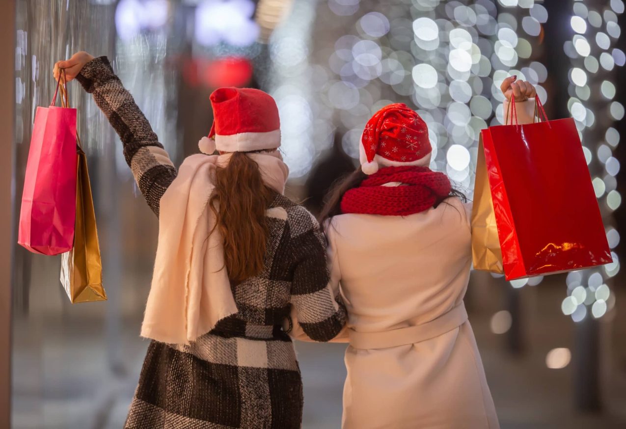 Jurk Van Hema: twee vrouwen in een winkelstraat met shoptassen