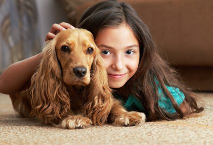 Namen Honden Meisje: meisje ligt met haar hond op de grond