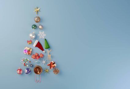 Originele Kerstversiering Xenos: kerstboom gemaakt van ornamenten