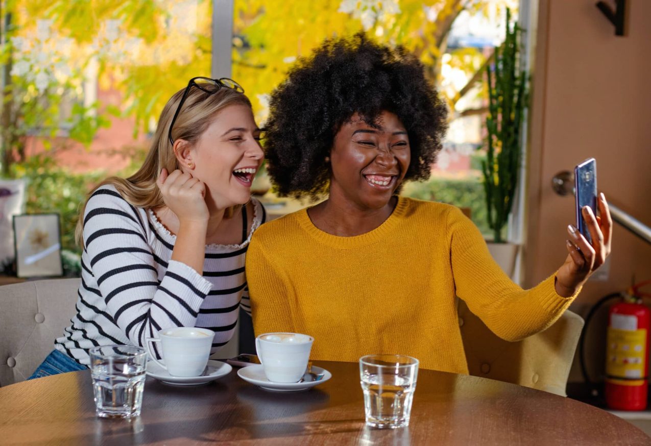 Soorten Vriendinnen: twee vriendinnen in een café maken een selfie