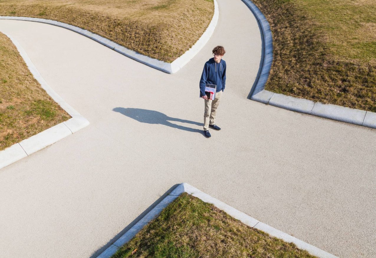 Studiekeuze: tiener staat op een kruispunt