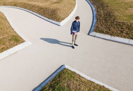 Studiekeuze: tiener staat op een kruispunt