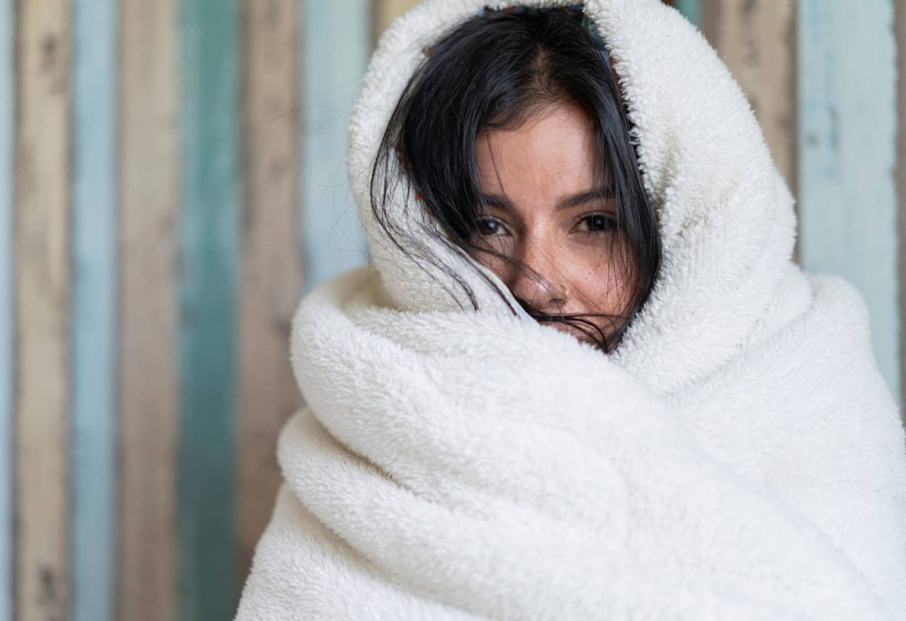 Teddy Snuggie: vrouw met teddy deken om haar heen gewikkeld