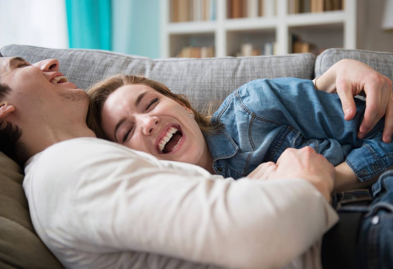 Vonk Levend Lange Relatie: stel lachend op de bank