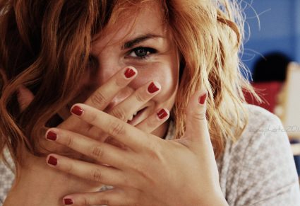 Vrouw Met Afbladderende Nagellak