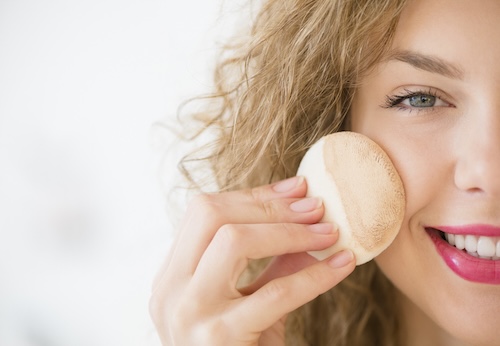 vrouw zorgt ervoor dat foundation de hele dag blijft zitten