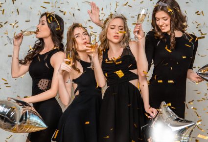 Vrouwen In Zwarte Jurken Vieren Nieuwjaar En Drinken Champagne