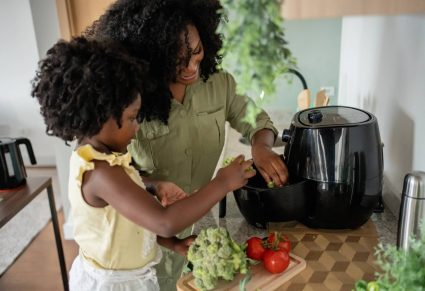 moeder en dochter in keuken, koken met de Airfryer