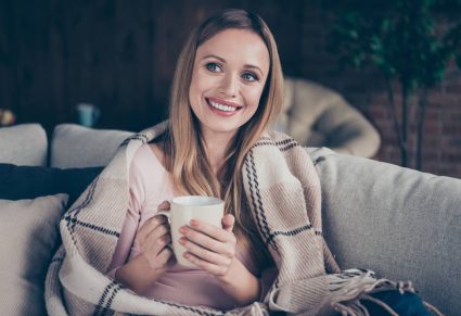 Hoodie: vrouw met dekentje op de bank