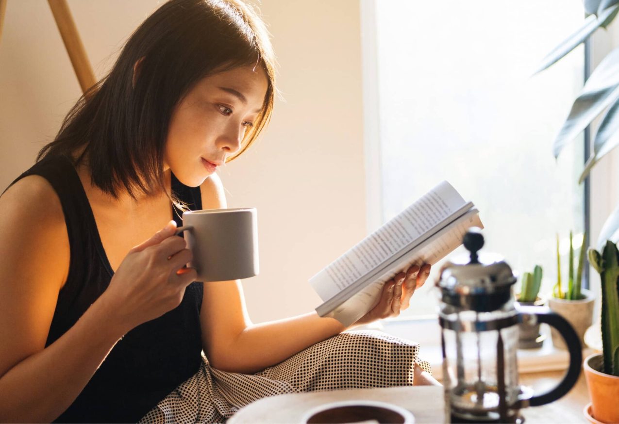 Japanse vrouw leest Japanse Literaire Pareltes