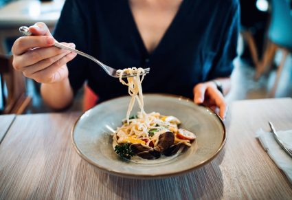 vrouw eet Spaghetti Alle Vongole