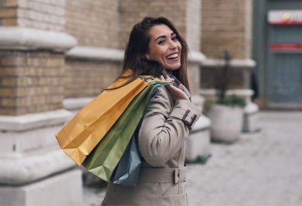 Bruine Jas Van Zeeman: vrouw die shopt