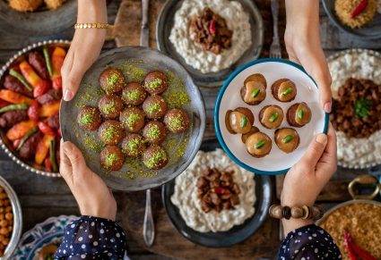 Een tafel met allemaal lekkere hapjes voor Suikerfeest 2025