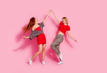 Top Met Panterprint: 2 vrouwen dansen, roze achtergrond