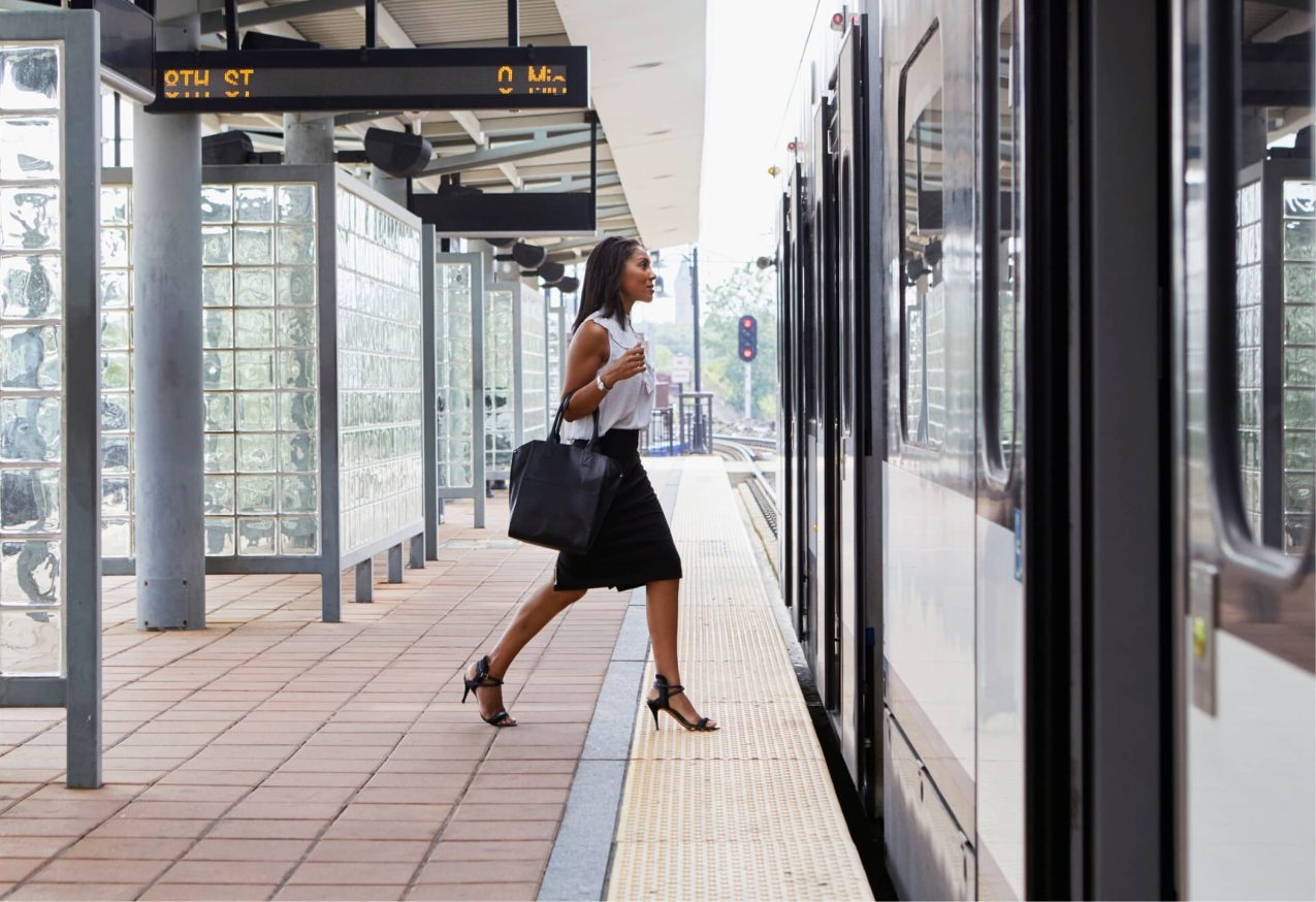 Vrouw Met Kokerrok Op Station