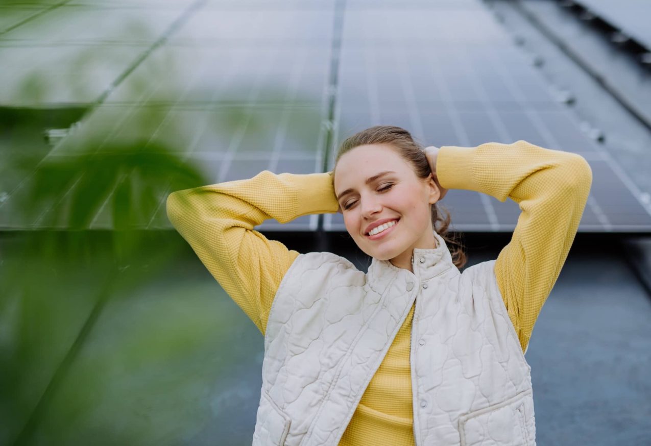 Flexibele Zonnepanelen met mooie vrouw ervoor