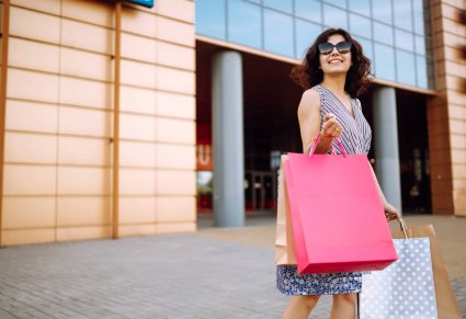 vrouw met Linnen Shirtjurk en shoptas